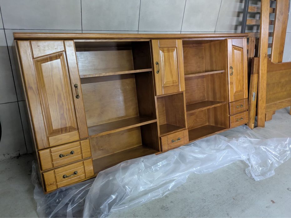 Cama de solteiro com estrutura inferior e movel superior em madeira carvalho