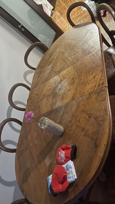 Vendo mesa com 7 cadeiras
