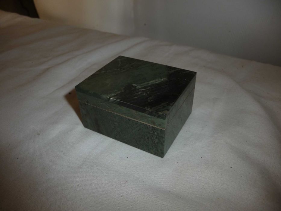 Шкатулка зеленая яшма 6,4х5,3х3,5 см 185 г