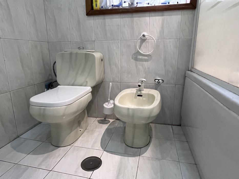 Conjunto completo de casa de banho Sanitana – Móvel duplo, sanita, bidé, banheira e resguardo