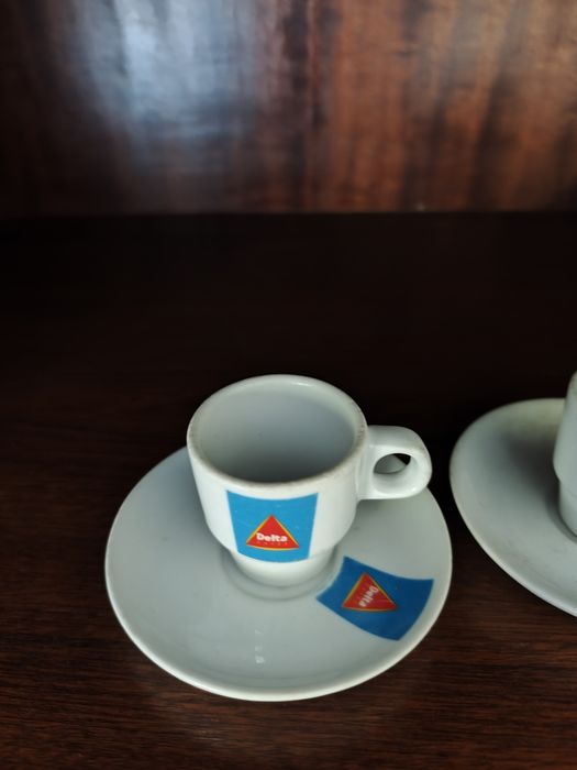 Chávenas de café Delta com pires