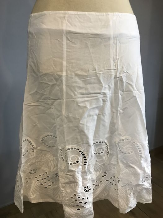 Spódniczka z haftem