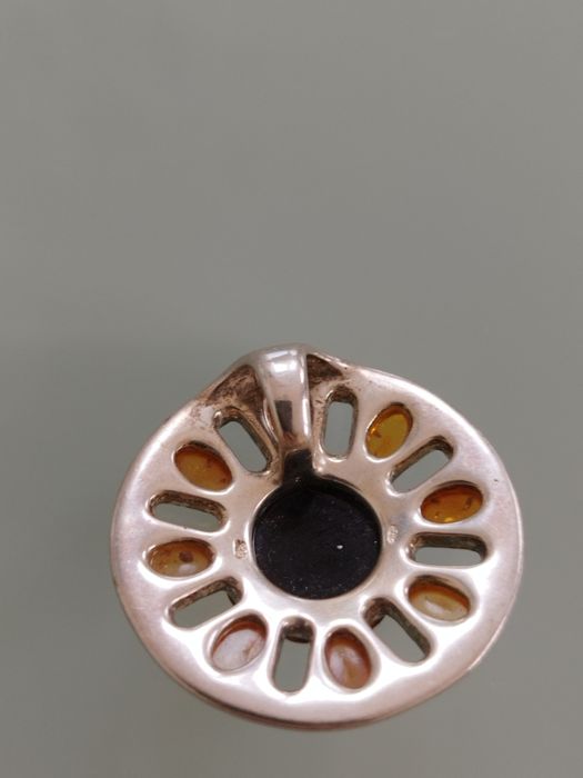 Lindo pendente vintage em prata e âmbar.