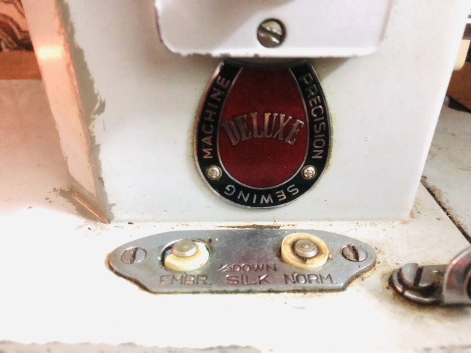 Maquina de costura Novum com adaptador eletrico