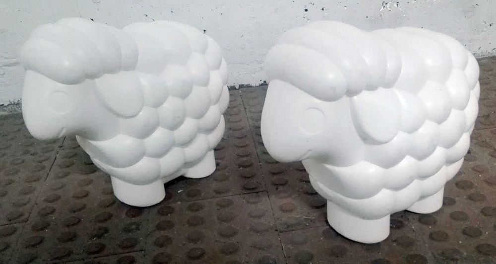 Ovelhas brancas em plástico