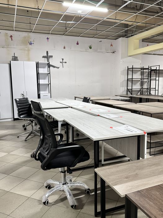 Столи, стелажі, тумби, крісла, шафи в кількості в наявності нові