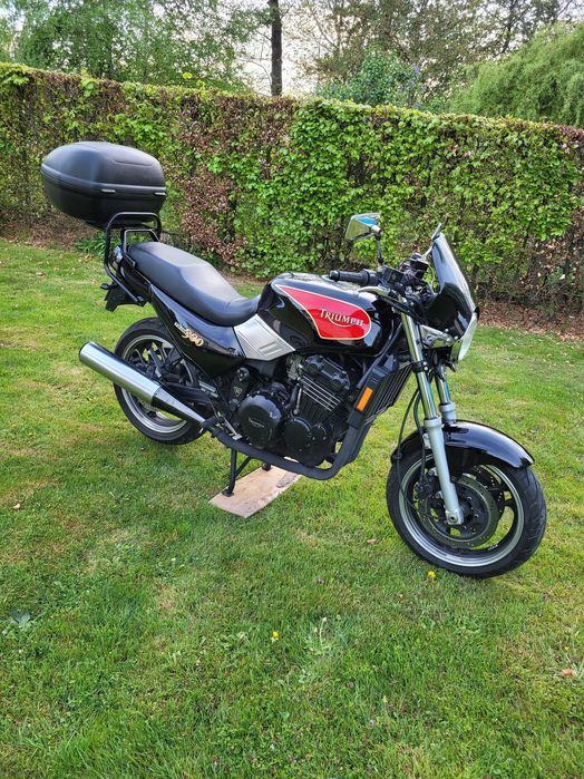 TRIUMPH TRIDENT 900