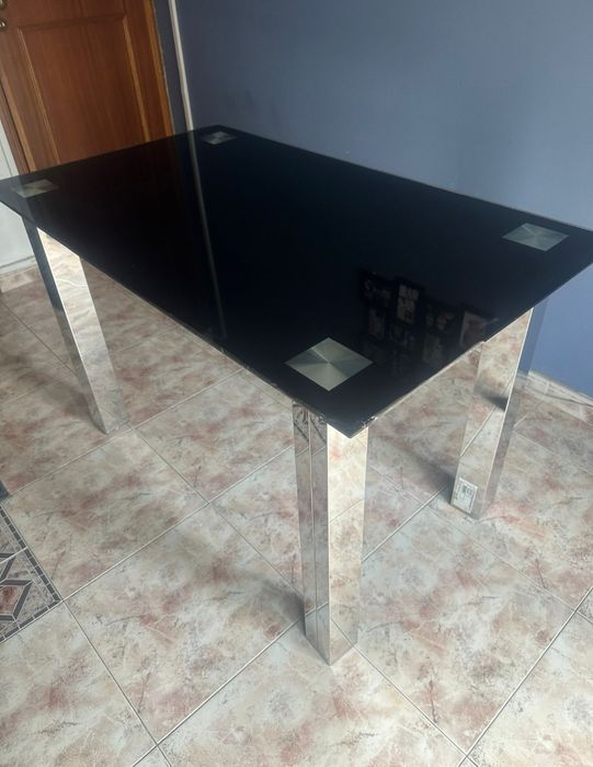 Mesa com tampo de vidro