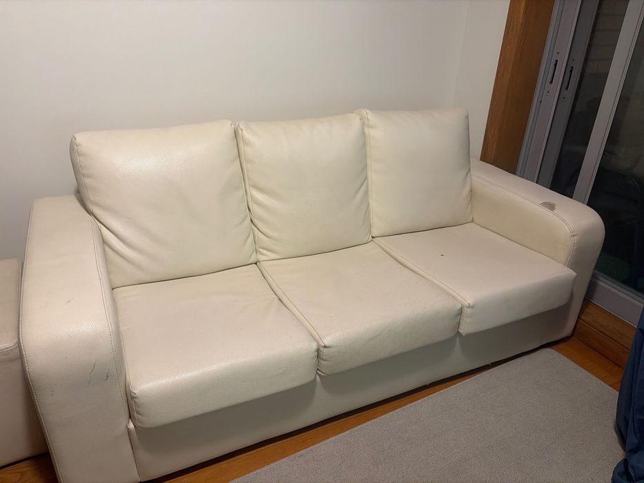Sofa 3 lugares + pufe em couro