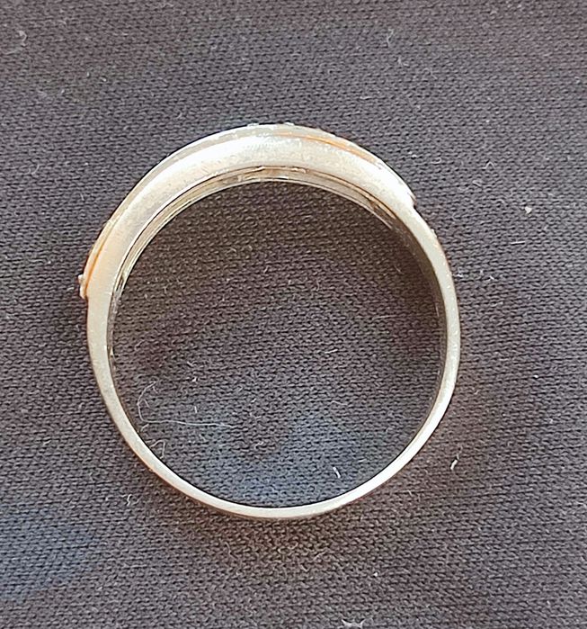 Продам серебрянные кольца с золотыми вставками.