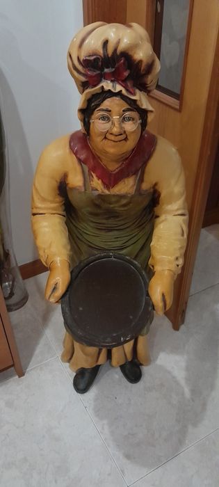 Boneca de Madeira com bandeja