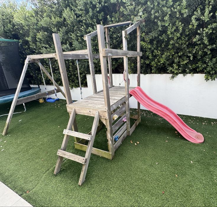 Parque infantil, baloiço de madeira para jardim
