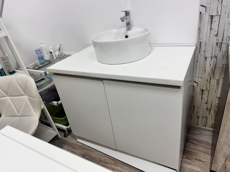 Тумбочка з рукомийником, коаном і тумбочка навісна