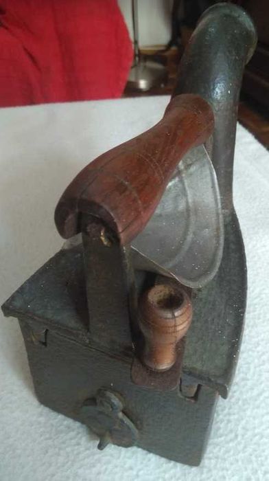 Ferro antigo de engomar de brasas