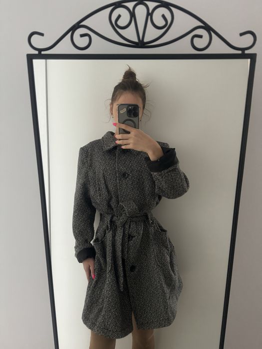 Płaszczyk dłuższy z paskiem