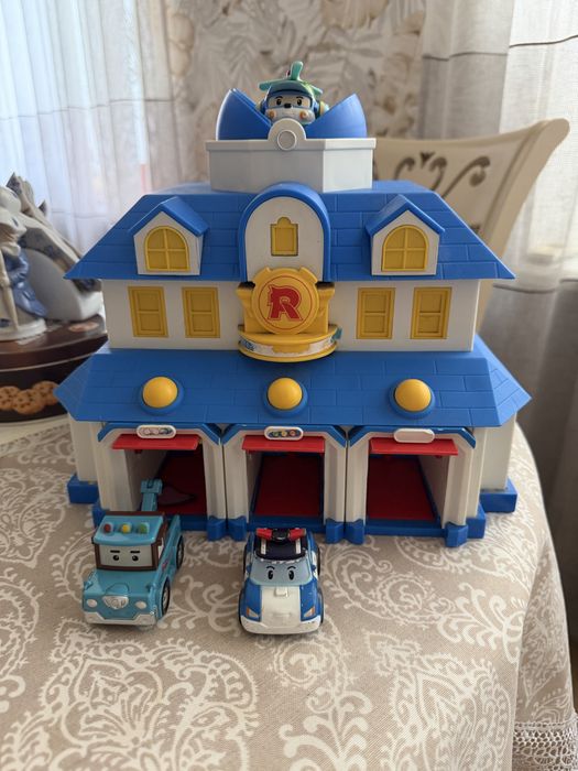 База Robocar Poli та оригінальні машинки