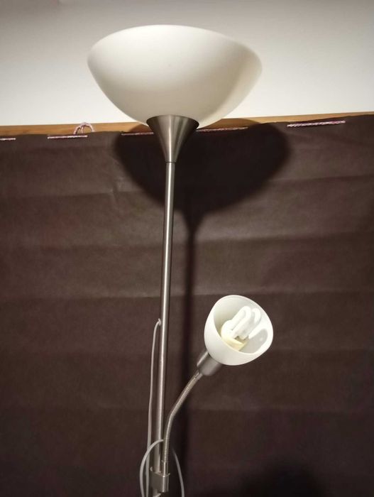 Candeeiro de Pé com Luz Secundária - Design Moderno
