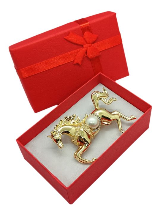 Broszka koń w czerwonym pudełku