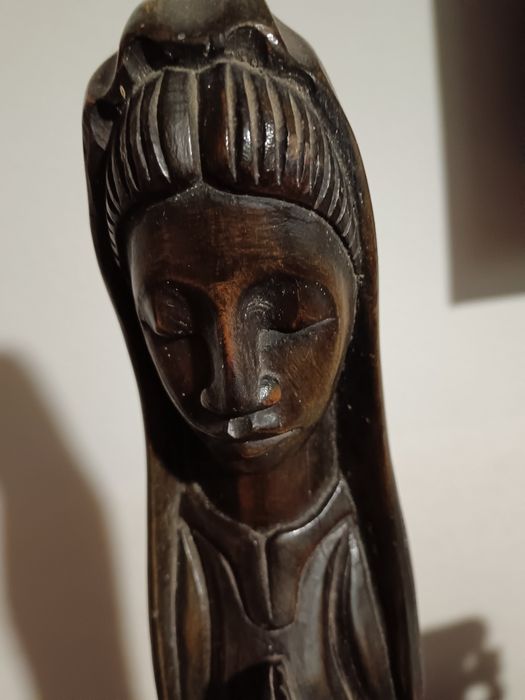 Vendo estátua de madeira