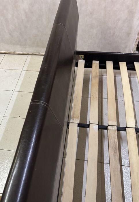 Cama de casal moderna com cabeceira em pele sintética + estrado