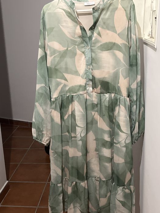 Vestido midi em tons de verde