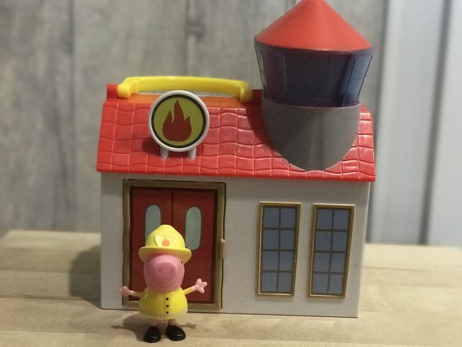Peppa straż. Remiza z figurką