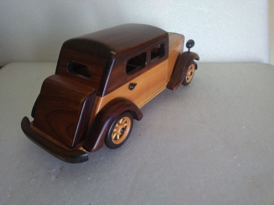 Carro feito à mão em madeira