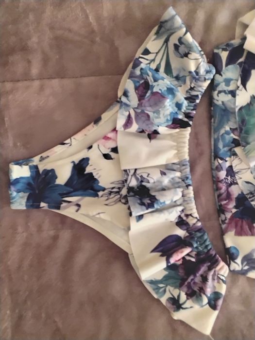 Biquini floral em rosa, azul e roxo