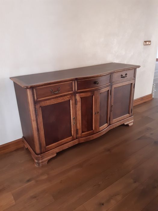 Jadalnia:stół,krzesła,witryna i komoda