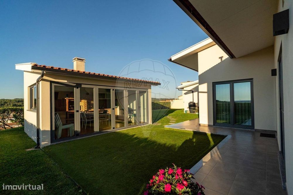 Moradia T4 para venda