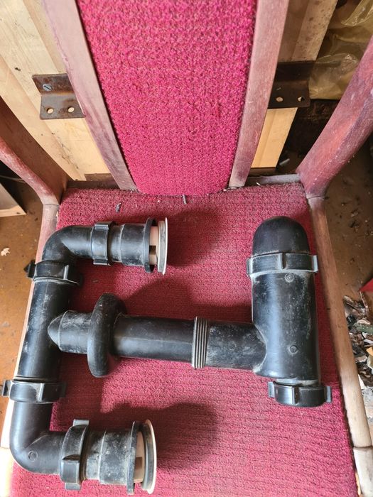 Stary plastikowy syfon z dawnych lat nieużywany