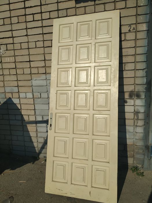 Дверь феленчая дерево с луткой.