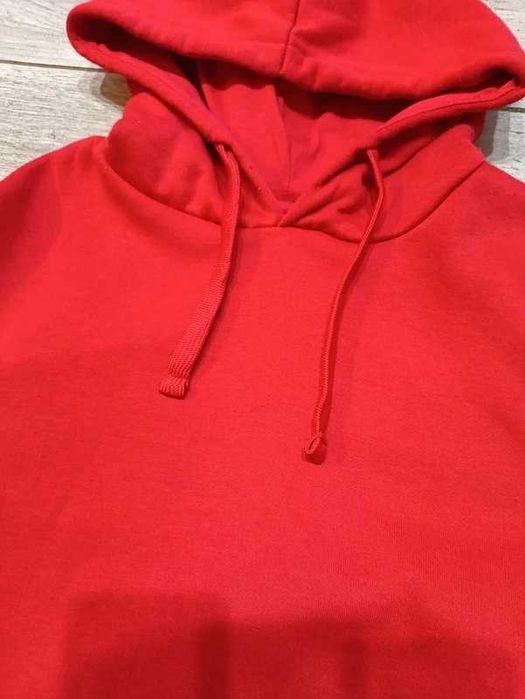 Czerwona bluza z kapturem