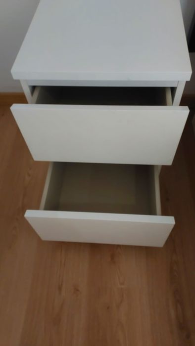 Duas mesas de cabeceiras brancas.