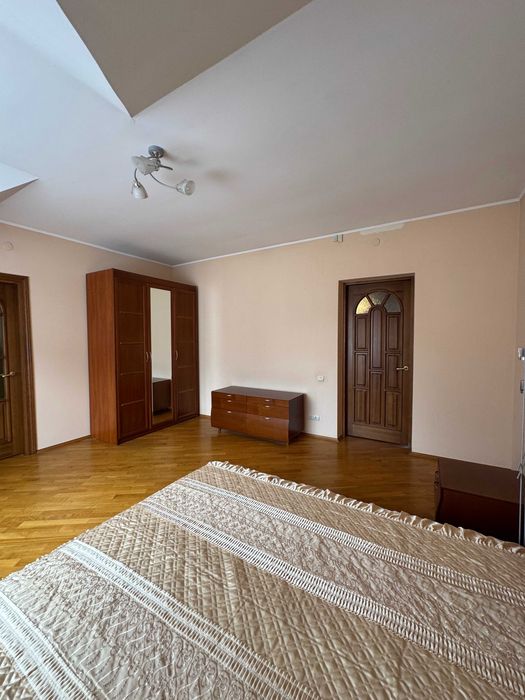 Продаж цегляного будинку на два входи в центральній частині міста.