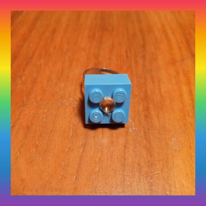 Anel com Lego e "brilhante" amovível (autocolante).Há em várias côres.