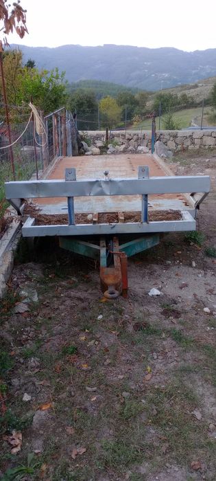Vendo reboque agrícola matrículado  (tipo estrado pronto socorro) )