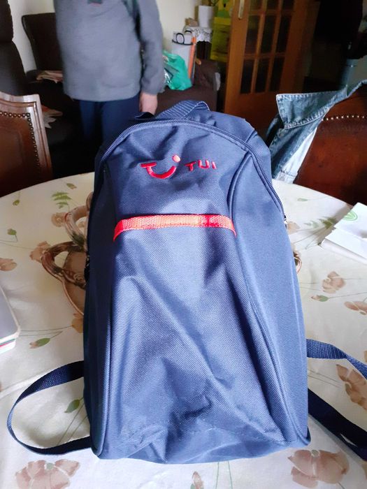 1 mochila, 1 pingadeira, caixas, 2 corta unhas e 1 base panelas