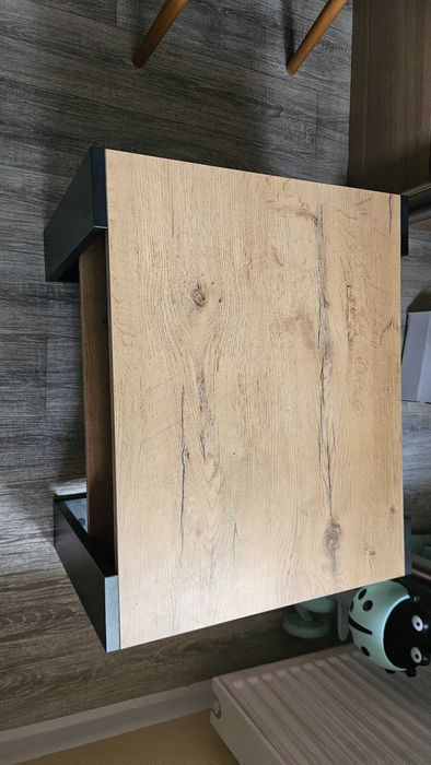 Stylowy drewniany stolik kawowy - jak nowy!