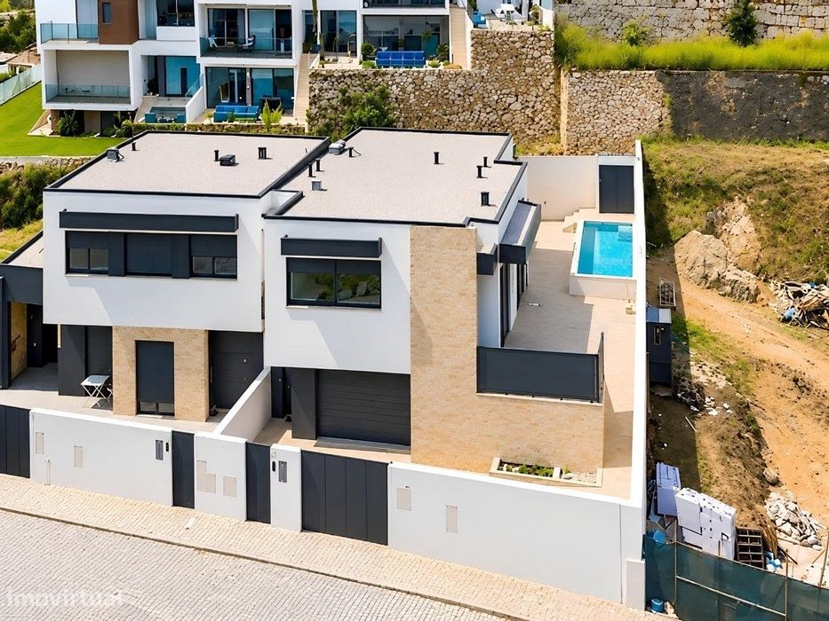 Moradia Geminada T4 Nova com Piscina , Jardim, Terraco, Garagem , Mast