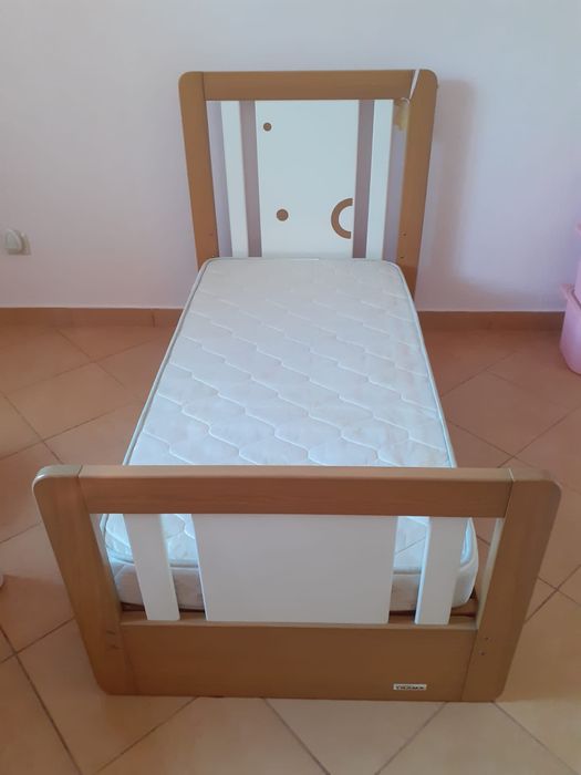 Cama/berço com colchão e cómoda