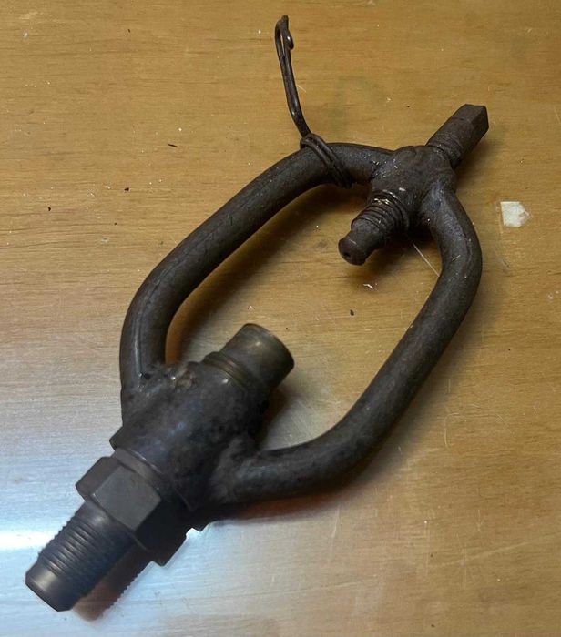 União Metálica Antiga para Tubagem