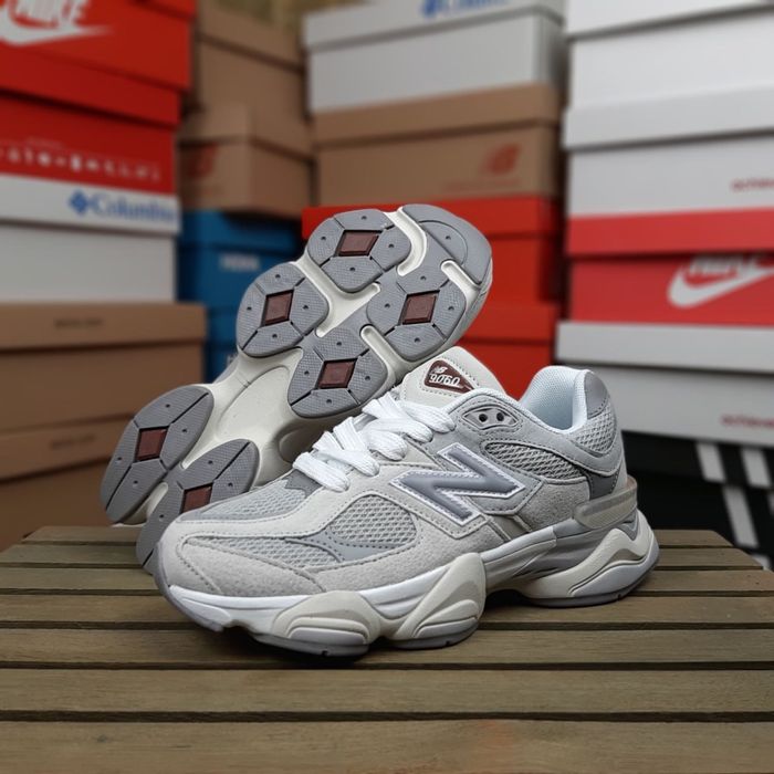 Жіночі кросівки New Balance 9060 світло сірі коричневий язик