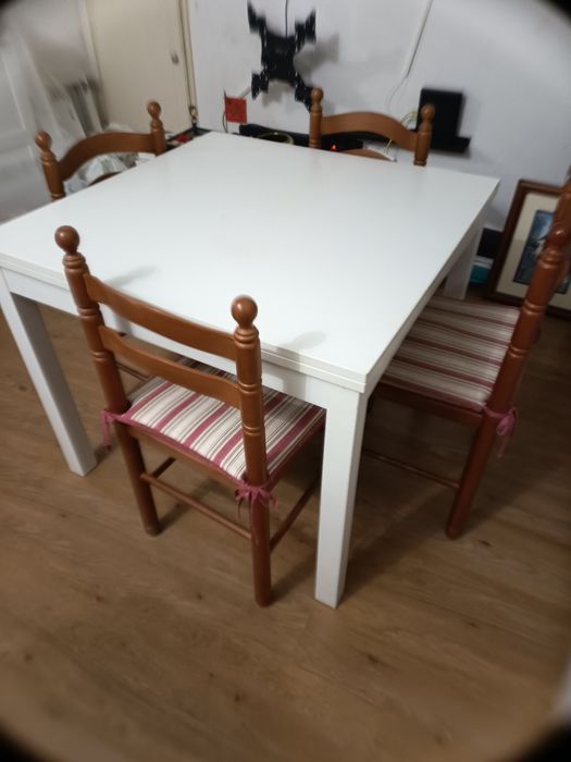 Mesa do Ikea com 4 cadeiras