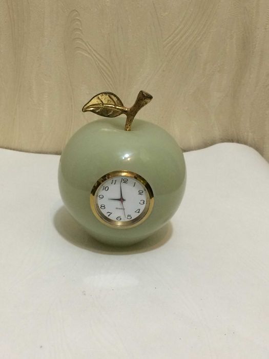 Яблоко из натурального камня оникс с часами