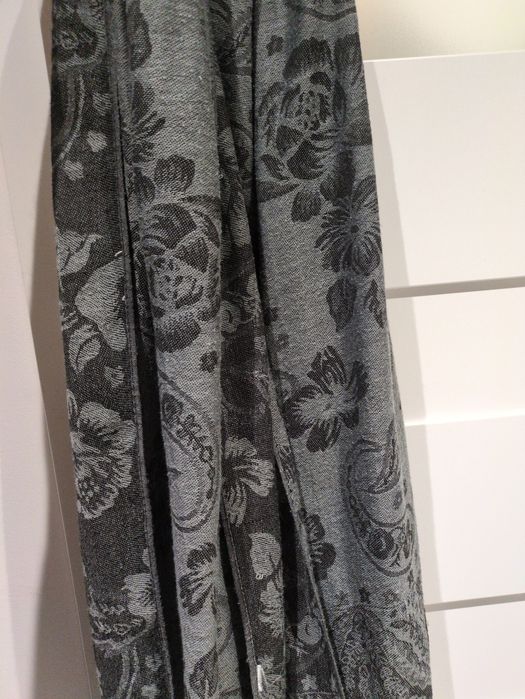 Duży długi szalik szal grafit szary kwiaty jak nowy
