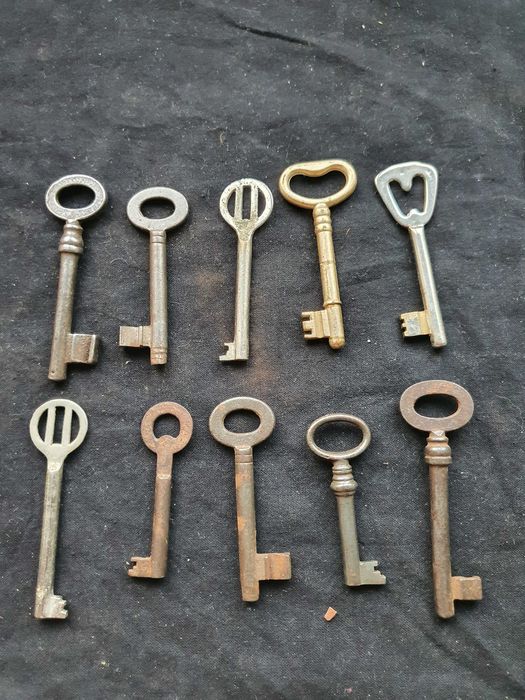 Chaves antigas em ferro e latão