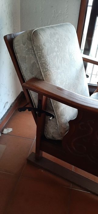 Cadeirão antigo em madeira maciça