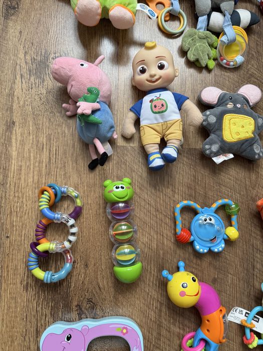 Іграшки для малюків, брязкальця, підвіски