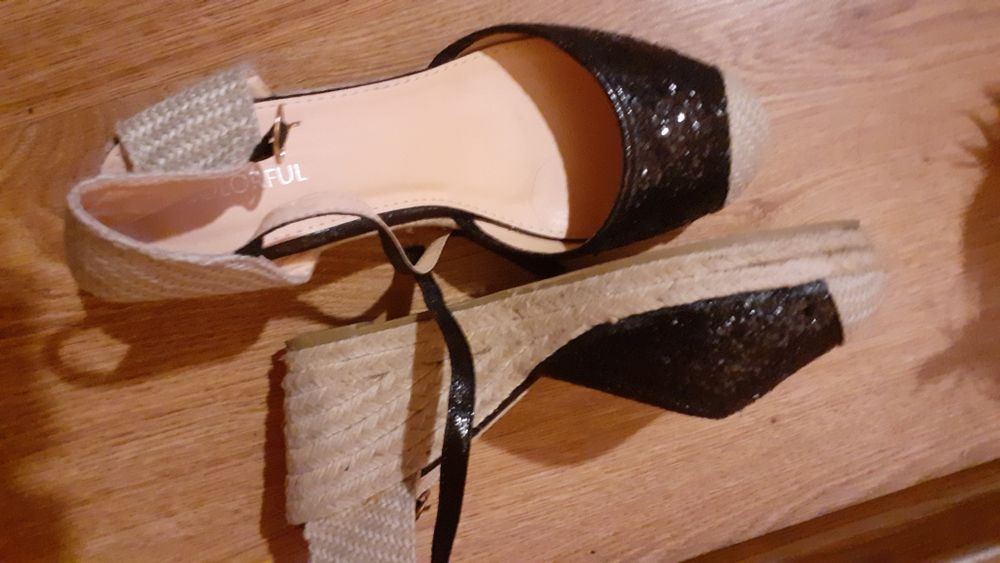 Sandałki czarne na koturnie połyskujące